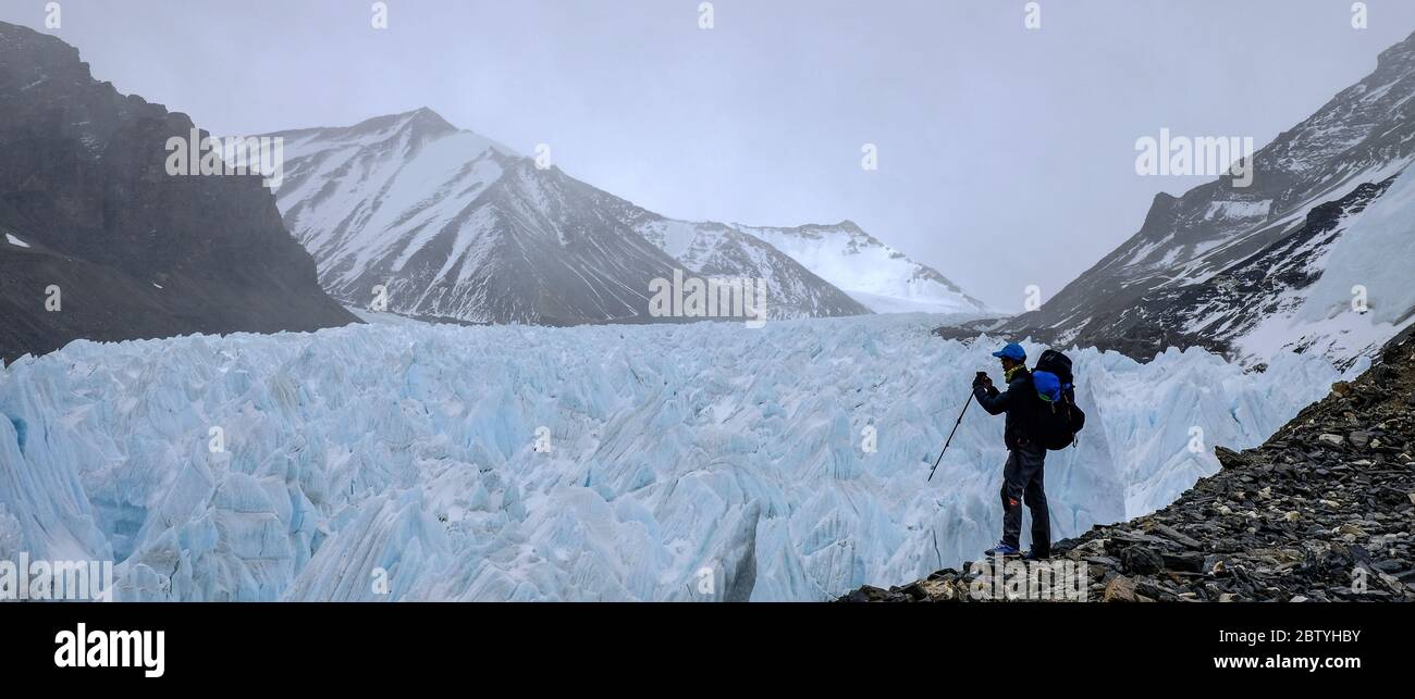 Camp de base du Mont Qomolangma. 20 mai 2020. Guide de montagne professionnel Tsering marche le long du glacier de Rongbuk est sur le mont Qomolangma, le 20 mai 2020. Crédit: Jigme Dorje/Xinhua/Alay Live News Banque D'Images