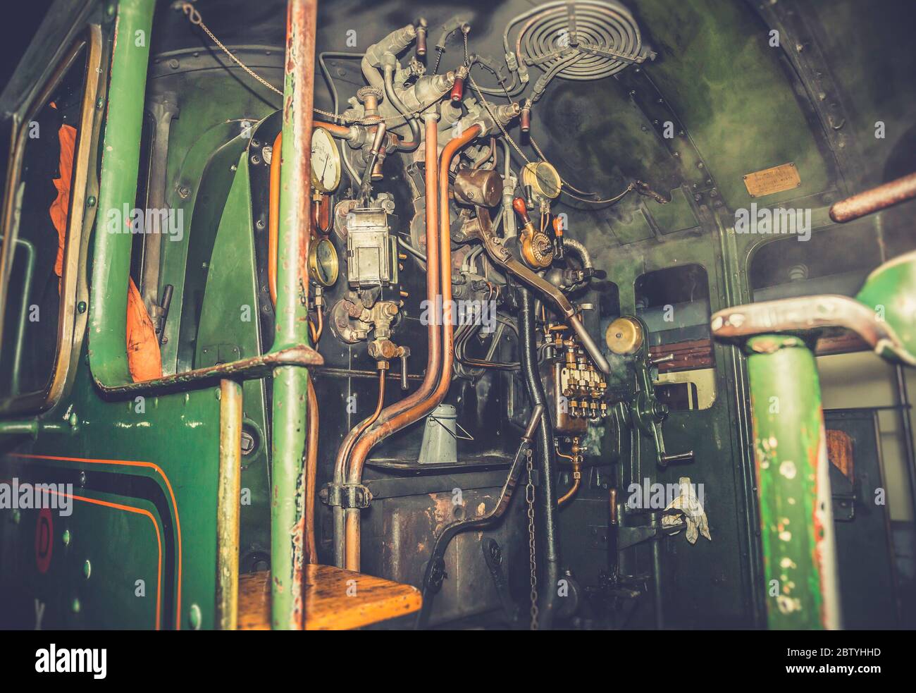Vue rapprochée des commandes du conducteur de train à l'intérieur de la cabine de locomotive à vapeur du Royaume-Uni d'époque la nuit. Conduite de trains d'époque. Banque D'Images
