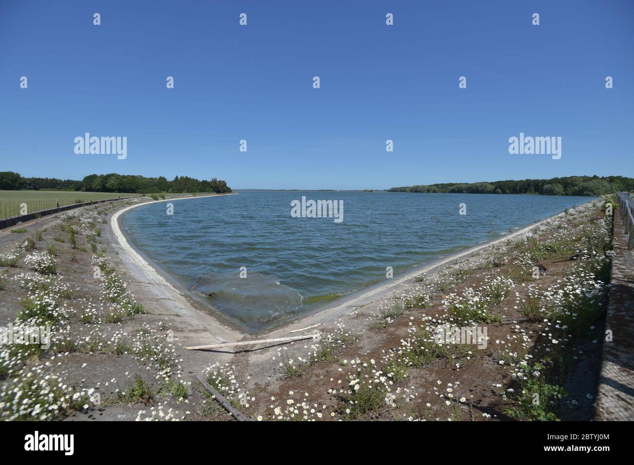 Vue du niveau d'eau du réservoir de Hanningfield, Hanningfield, Essex. Banque D'Images