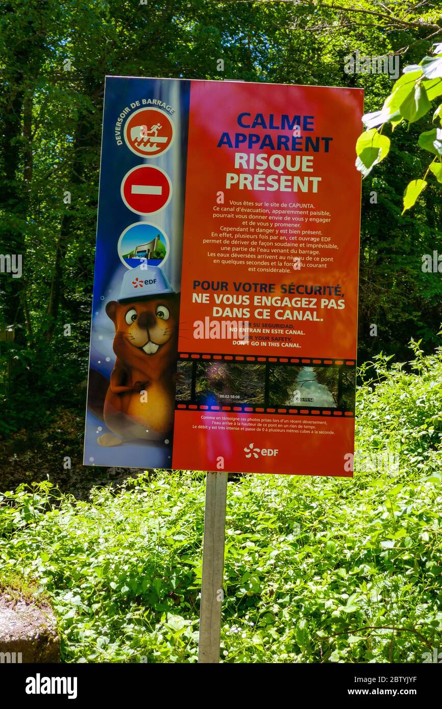 Panneau d'avertissement rouge sur les inondations en français, Ariège, Pyrénées françaises, Pyrénées, France Banque D'Images Panneau d'avertissement rouge sur les inondations en français, Ariège, Pyrénées françaises, Pyrénées, France Banque D'Images