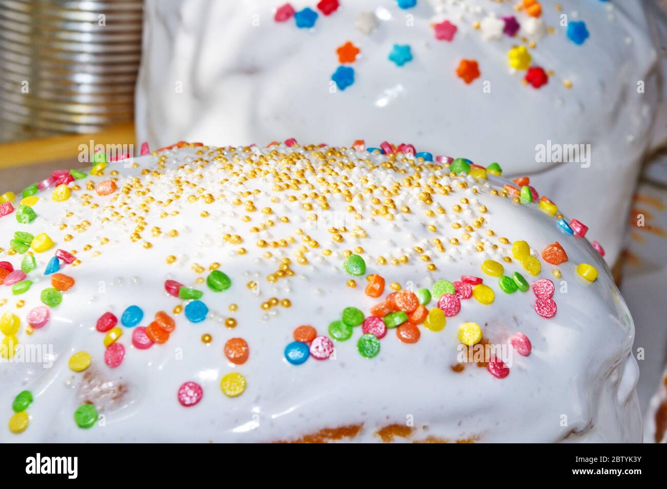 Gâteau de Pâques, décoration colorée en gros plan. Banque D'Images