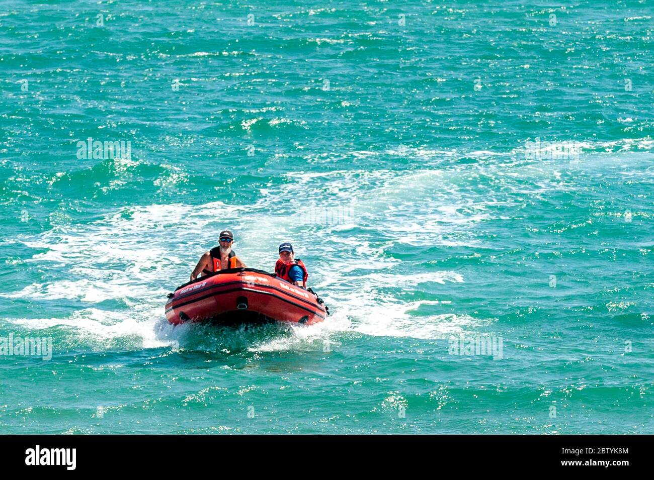 Inchydoney, West Cork, Irlande. 28 mai 2020. Le canot de sauvetage Inchydoney 'Réalt na hlnse III' se lance cet après-midi à la plage d'Inchydoney pour patrouiller la plage après l'incident d'hier où quatre nageurs mâles ont eu du mal à la plage. Le canot de sauvetage, qui est un organisme de bienfaisance enregistré et qui est un crewed par des bénévoles, est exploité de juin à septembre. Le canot de sauvetage sera en patrouille ce week-end de vacances sur la rive, car des milliers de personnes devraient affluer vers les plages de haut en bas du pays pendant le temps chaud prévu. Crédit : AG News/Alay Live News Banque D'Images