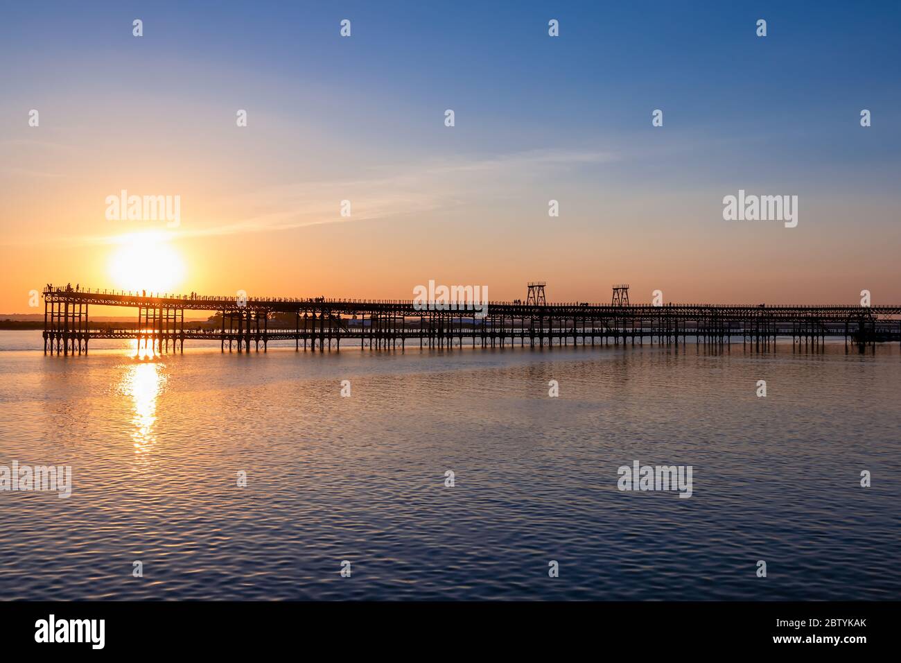 Quai minier connu sous le nom de Tinto Dock au coucher du soleil « muelle del Tinto ». C'est l'un des restes laissés par les Anglais à Huelva. Banque D'Images