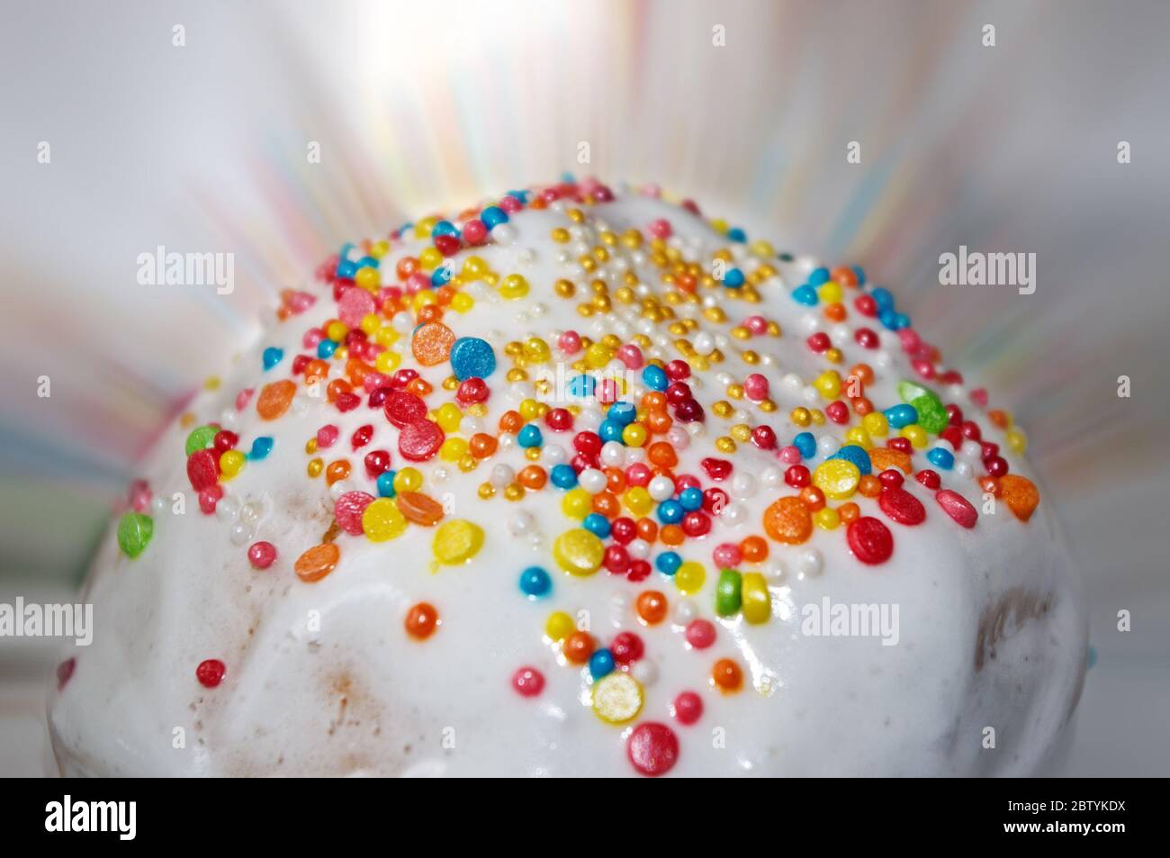 Gâteau de Pâques, décoration colorée en gros plan. Banque D'Images