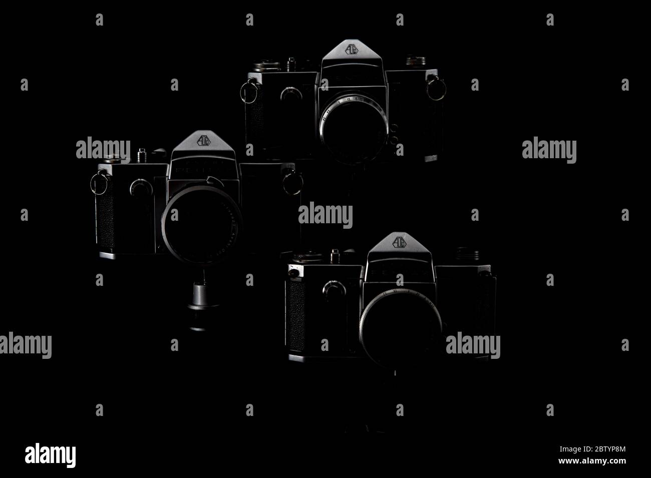 Vintage années 1950 35 mm Pentax film SLR sur un fond noir Melting in Shadows Banque D'Images