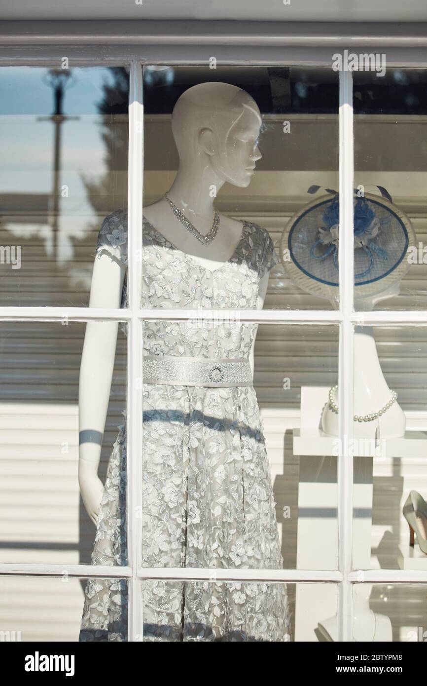 Vitrine pour les femmes magasin de mode à Chobham, Surrey, Angleterre Banque D'Images