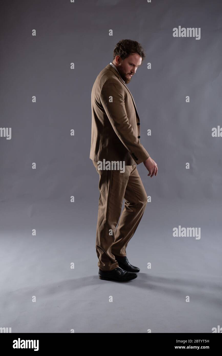 Image isolée d'un flic sous couverture avec un pistolet sur fond Uni, idéale pour le design de couverture d'ebook et les vestes de livre Banque D'Images