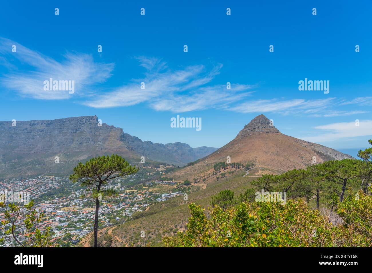 Vue sur la montagne de la Table avec le Lions Head, le Cap Afrique du Sud Banque D'Images