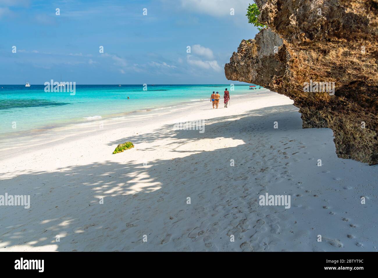 Nungwi Beach, Zanzibar-Tanzanie, 12 février 2020 : les gens à la plage tropicale blanche de Zanzibar. Tanzanie. Afrique de l'est, espace de copie pour t Banque D'Images