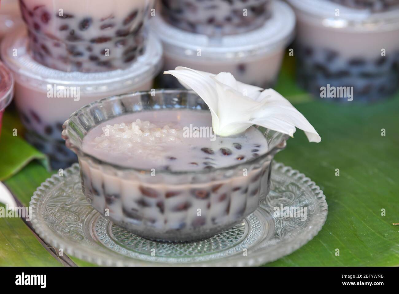 Riz collant et haricots noirs dans le lait de coco, dessert traditionnel thaïlandais. Banque D'Images