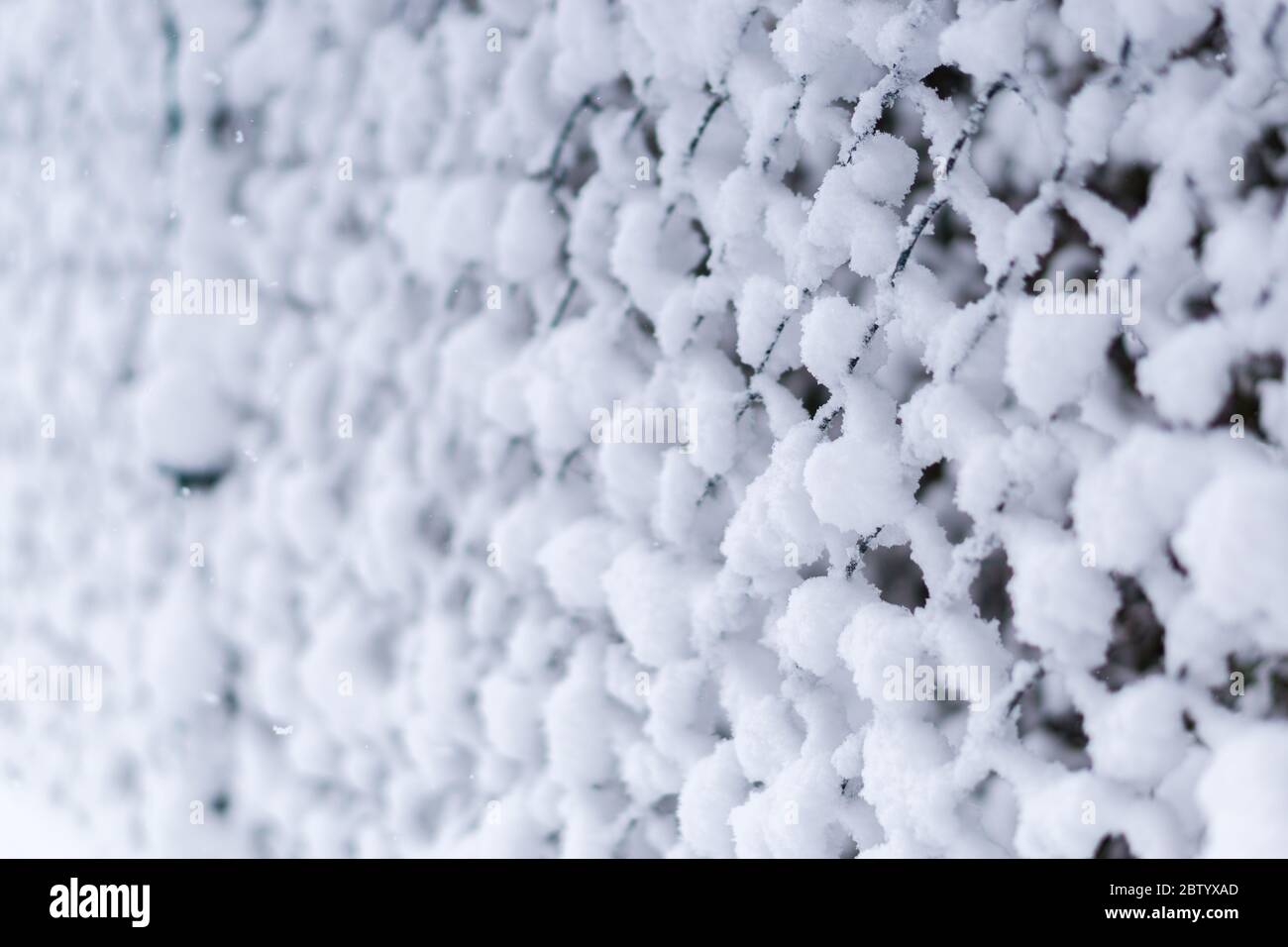 Clôture de chaînette recouverte de neige en Basse-Bavière en Allemagne Banque D'Images