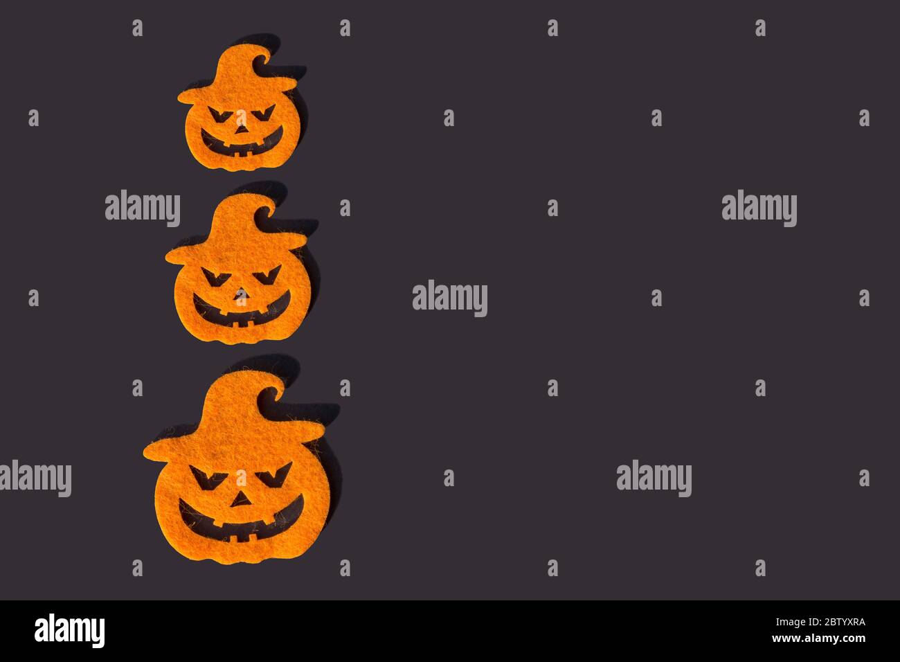 Pyramide de citrouilles orange d'halloween sur fond sombre avec espace de copie. Vue de dessus. Banque D'Images