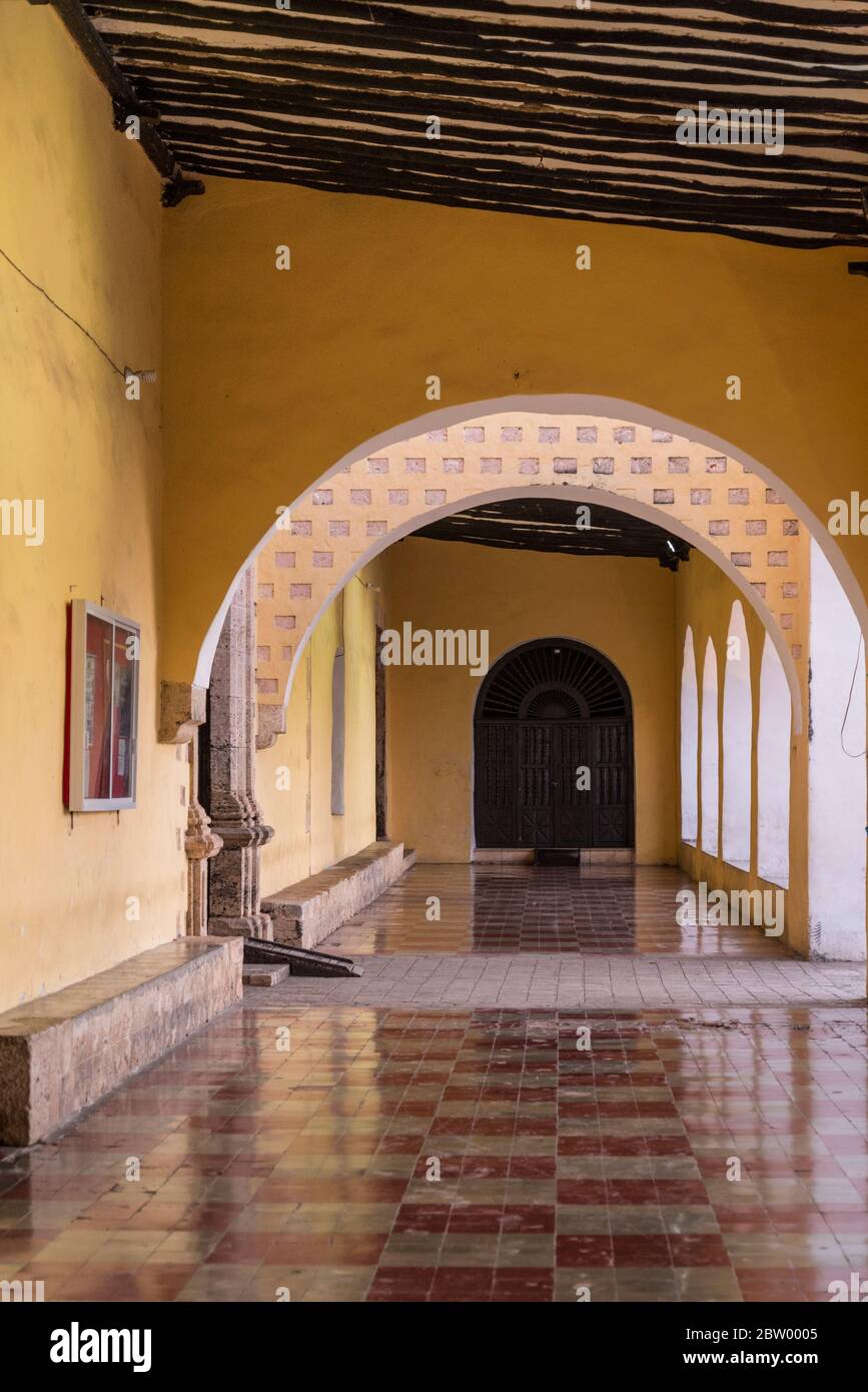 Arcade au couvent de San Bernardino de Sienne, construit au XVIe siècle, Valladolid, Yucatan, Mexique Banque D'Images