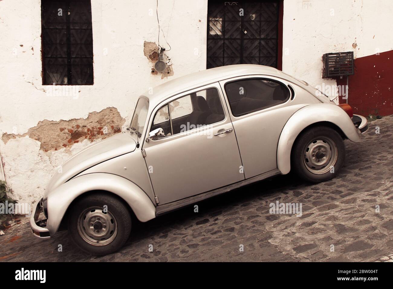 Voiture gris argenté, Volkswagen, dans la rue abrupte de Taxco, Guerrero, Mexique Banque D'Images