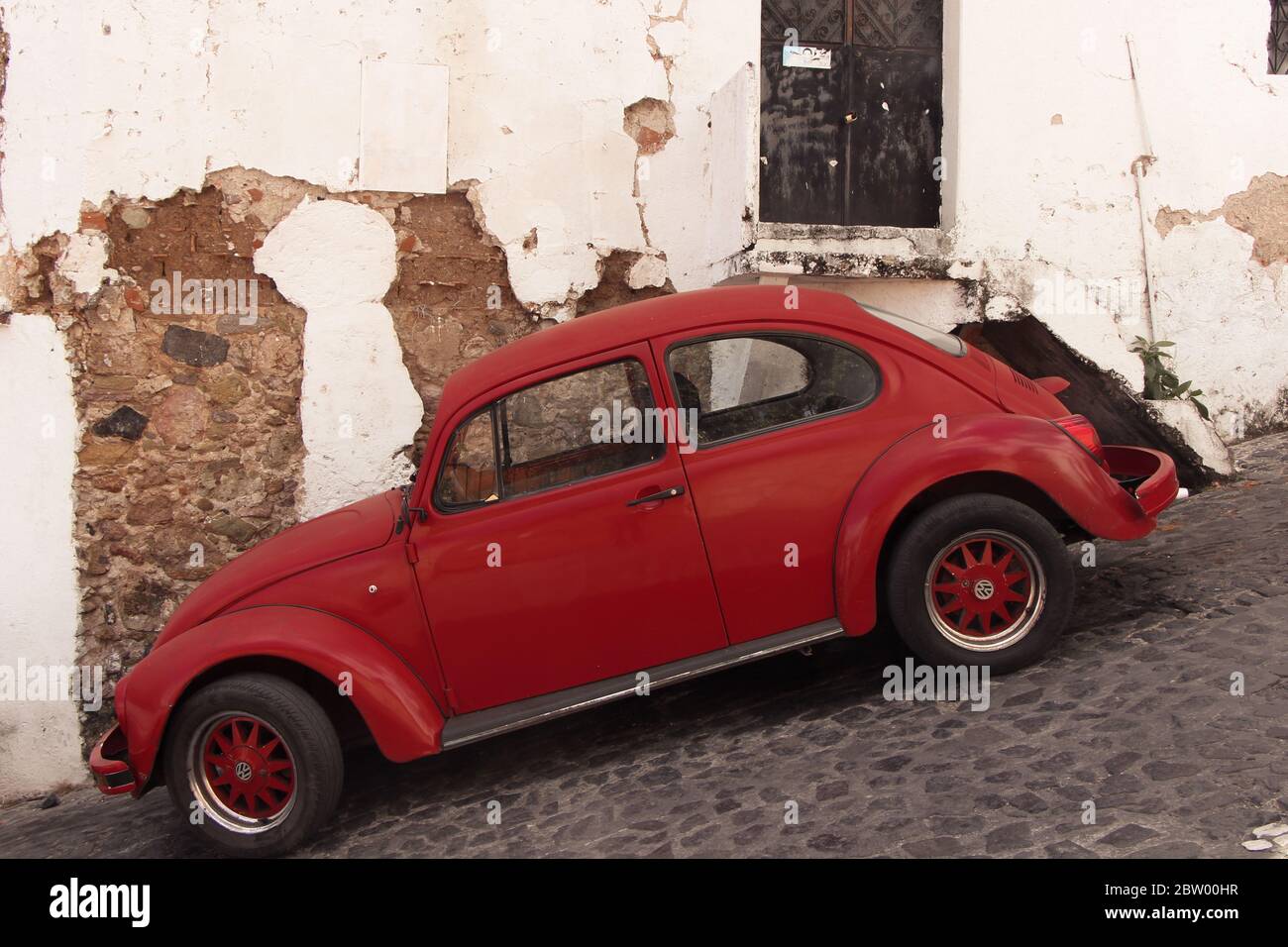 Red Beetle car, Volkswagen, dans la rue abrupte de Taxco, Guerrero, Mexique Banque D'Images