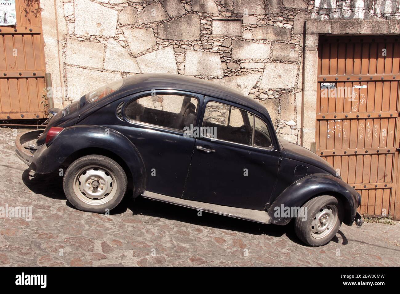 Voiture bleu foncé, Volkswagen, dans la rue abrupte de Taxco, Guerrero, Mexique Banque D'Images