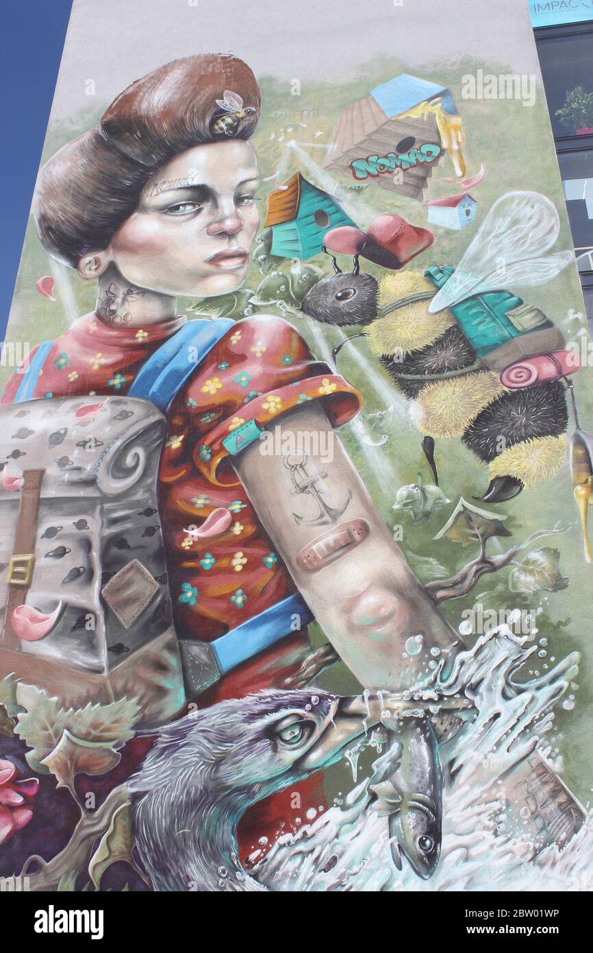 Street Art of A Female Nomadic Character with Beehive hairstyle and Honeybee by Artists the Nomad Clan Banque D'Images