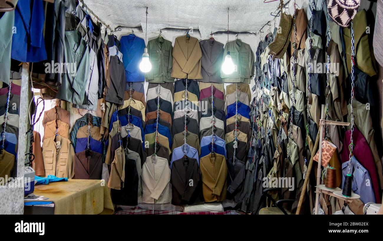 Vêtements pour hommes à Sanandaj Bazar, capitale de la province kurde d'Iran Banque D'Images