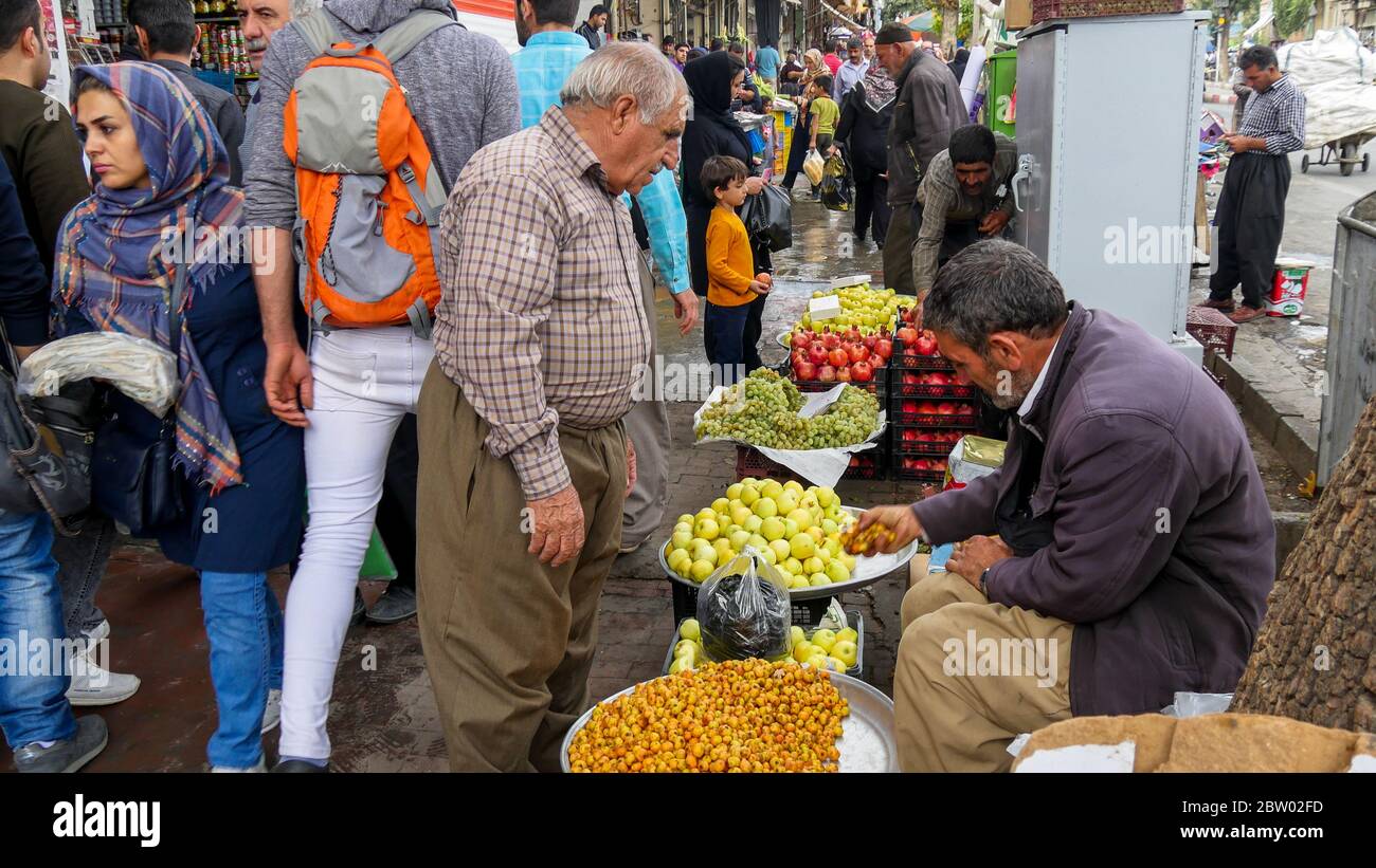 Vendeur de fruits à Sanandaj, capitale de la province kurde d'Iran Banque D'Images