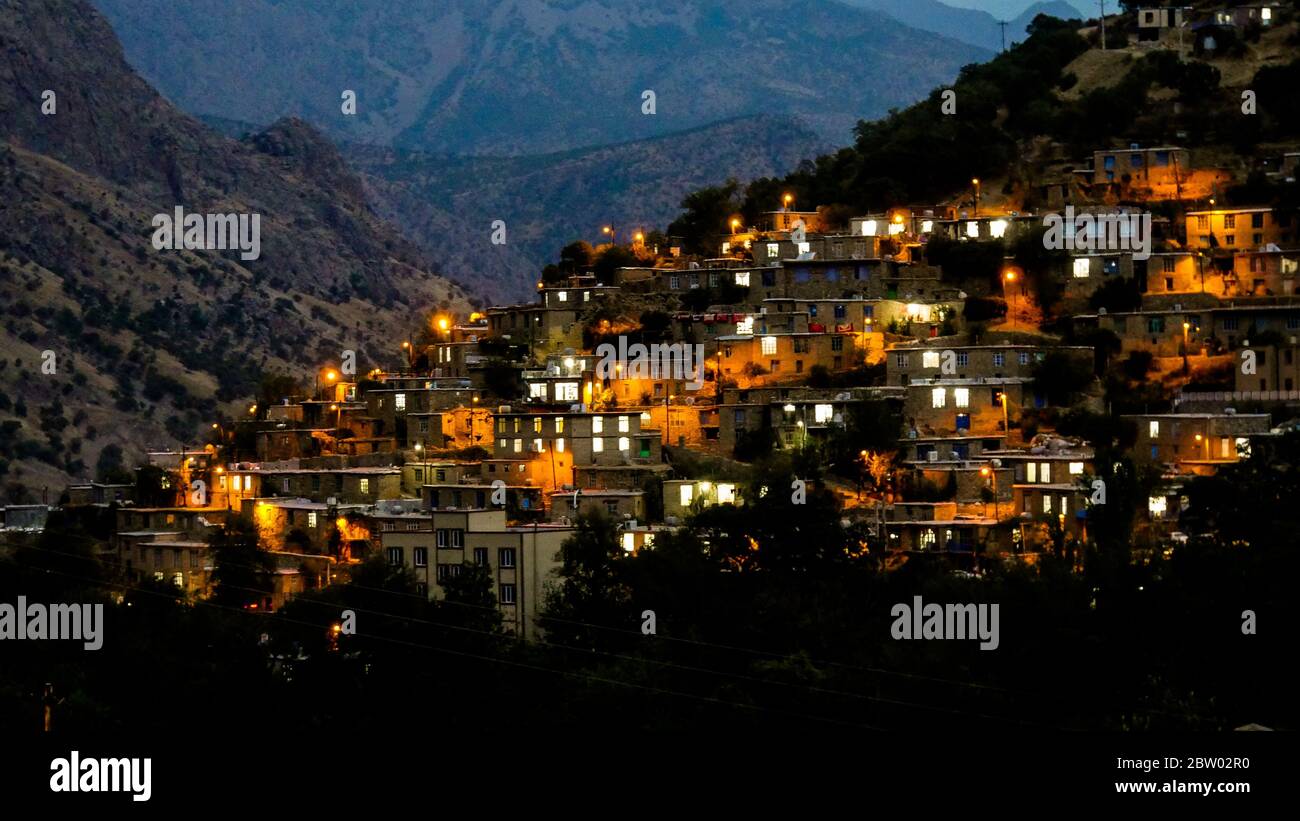 Vue nocturne de la ville de Bulbar Village [vallée de Howraman / Kurdistan- Iran] Banque D'Images