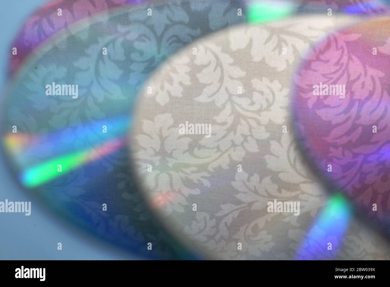 Arrière-plan abstrait à motifs végétaux avec reflets multicolores. Banque D'Images