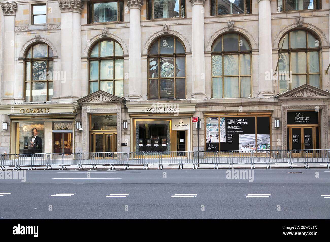 Vide 5th Avenue, magasins de luxe fermés pendant l'isolement du coronavirus, New York City, États-Unis, mai 2020 Banque D'Images