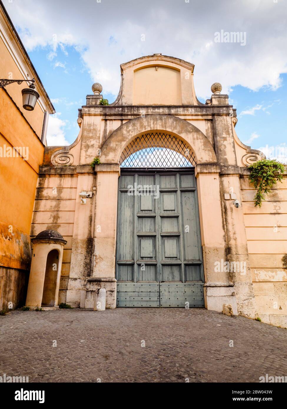 Une porte du Palais Quirinal dans la via della Panetteria - Rome, Italie Banque D'Images