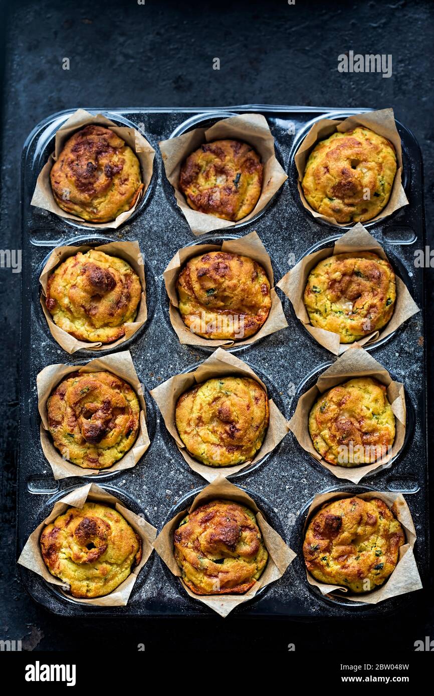 Mini-muffins au fromage et à l'oignon cuits Banque D'Images
