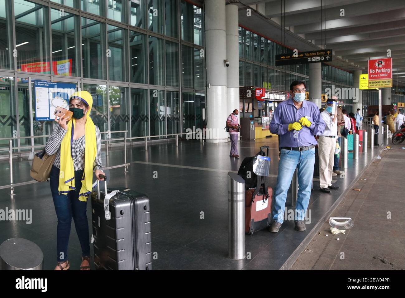 Kolkata, Inde. 28 mai 2020. Les passagers portant des équipements de protection arrivent à l'aéroport international Netaji Subhash Chandra Bose après que le gouvernement ait autorisé la reprise des services de vol intérieurs, au cours d'un confinement prolongé à l'échelle nationale pour freiner la propagation de la pandémie de la maladie à coronavirus (COVID-19) à Kolkata (photo de Dipa Chakraborty/Pacific Press) Credit: Pacific Press Agency/Alay Live News Banque D'Images