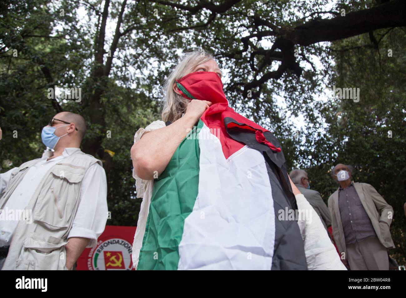 Roma, Italie. 28 mai 2020. Asseyez-vous devant le siège de Rai dans Viale Mazzini à Rome organisé par la Communauté palestinienne de Rome et Lazio pour signaler le manque d'informations et de fausses nouvelles que certains programmes de la RAI donnent sur la Palestine, en particulier le programme 'l'Eredità' sur la RAI 1. (Photo de Matteo Nardone/Pacific Press) crédit: Agence de presse du Pacifique/Alamy Live News Banque D'Images