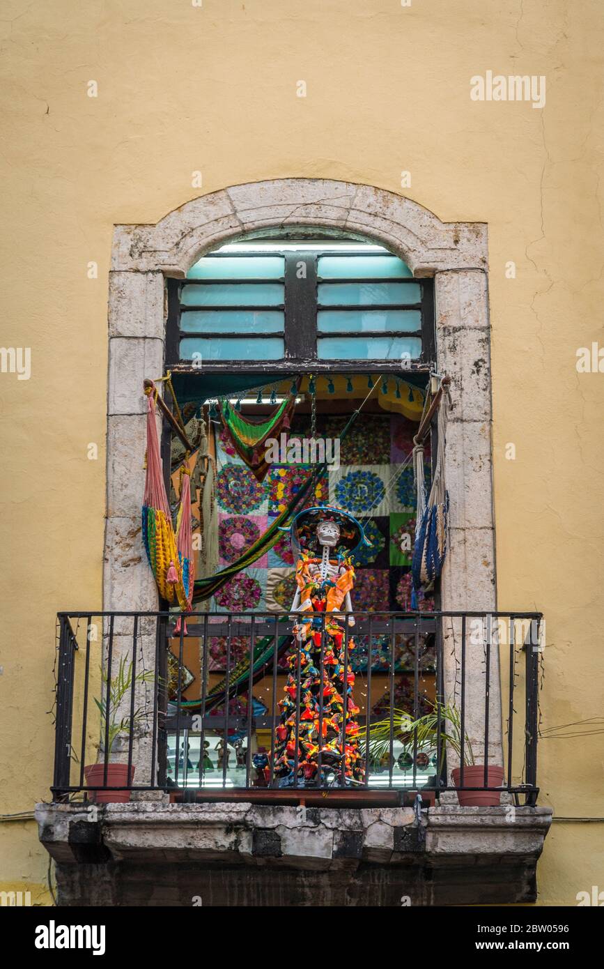 Balcon avec un squelette célébrant le jour des morts, Merida, Yucatan, Mexique Banque D'Images