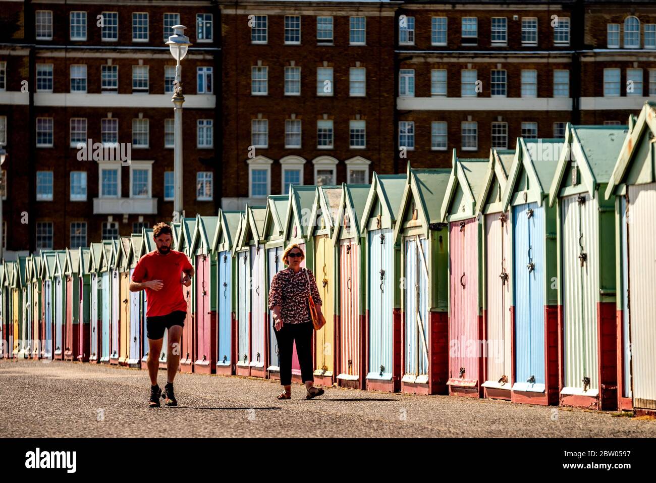 Brighton, Royaume-Uni. 28 mai 2020. Les gens apprécient les températures closes sur le front de mer de Brighton et Hove. Crédit : Andrew Hasson/Alay Live News Banque D'Images