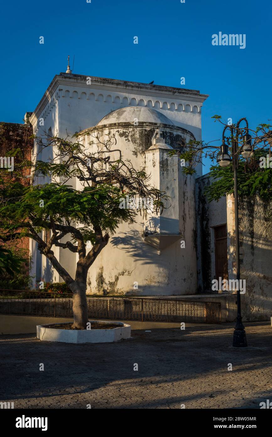 Place Santa Ana paisible avec l'église Santa Ana en arrière-plan, Eglise, Merida, Yucatan, Mexique Banque D'Images