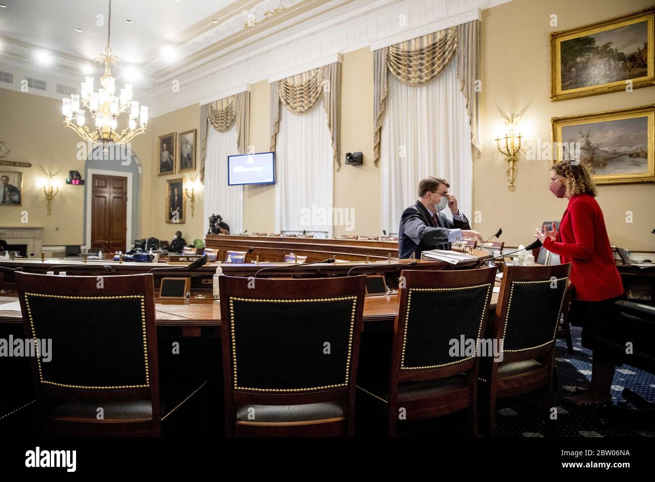 Washington, États-Unis. 28 mai 2020. Le secrétaire aux anciens combattants, Robert Wilkie, s'entretient avec la présidente, Debbie Wasserman Schultz, D-Fla, après un comité des crédits de la Chambre sur Capitol Hill à Washington, DC, le jeudi 28 mai 2020. Le comité étudie la réponse du Département de la va à la pandémie COVID-19. Photo de piscine par Andrew Harnik/UPI crédit: UPI/Alay Live News Banque D'Images