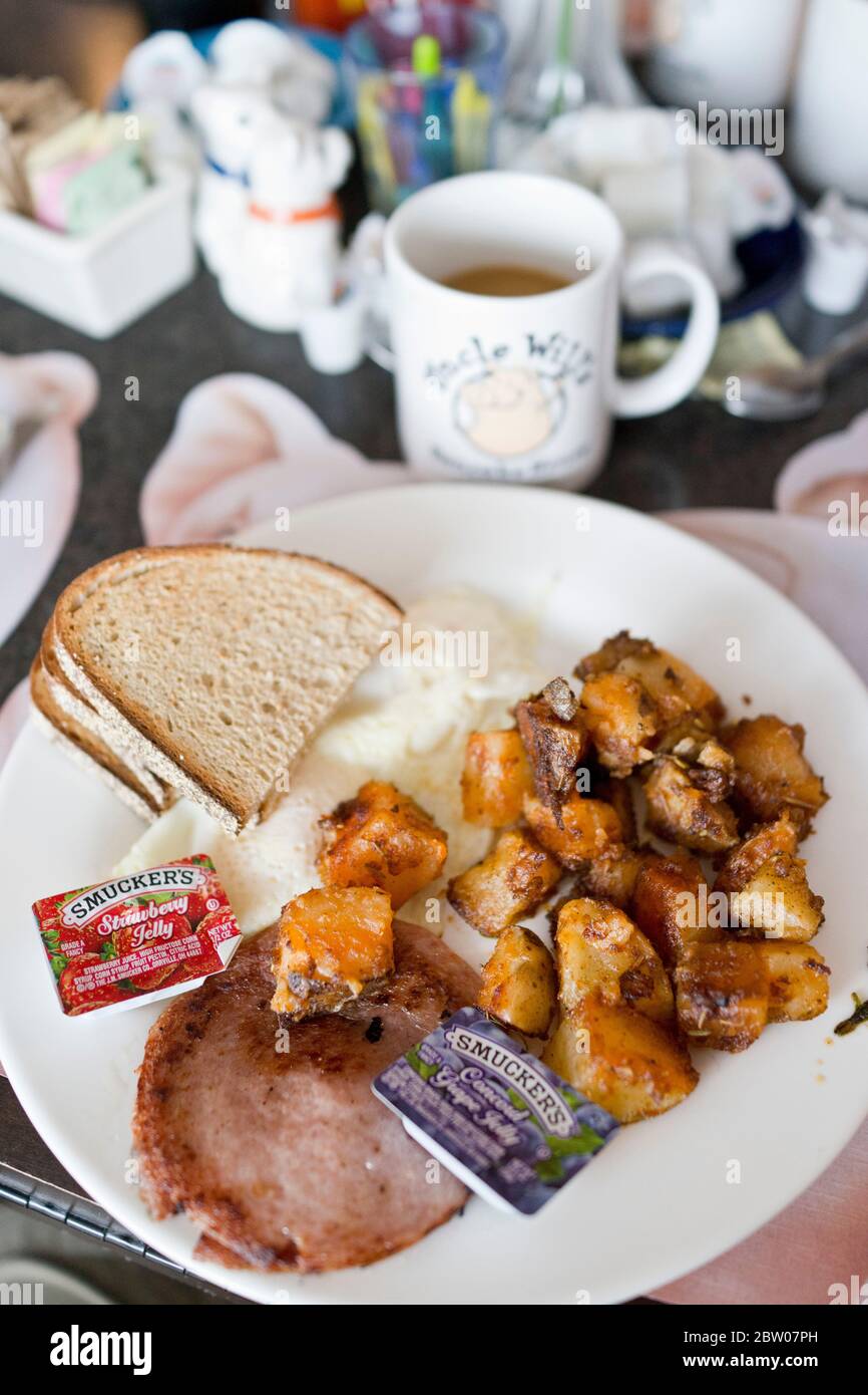 Petit déjeuner à l'Uncle will's Pancake House sur long Beach Island, LBI, New Jersey, États-Unis. Classique sur simple œufs, pommes de terre et Taylor Ham Banque D'Images