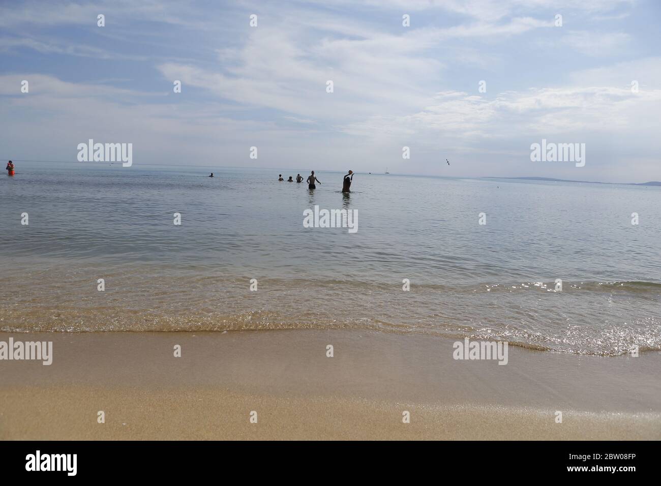 Les gens prennent le soleil ou nagent sur la plage d'El Arenal car certaines provinces espagnoles sont autorisées à assouplir les restrictions de verrouillage dans le cadre de la maladie du coronavirus Banque D'Images