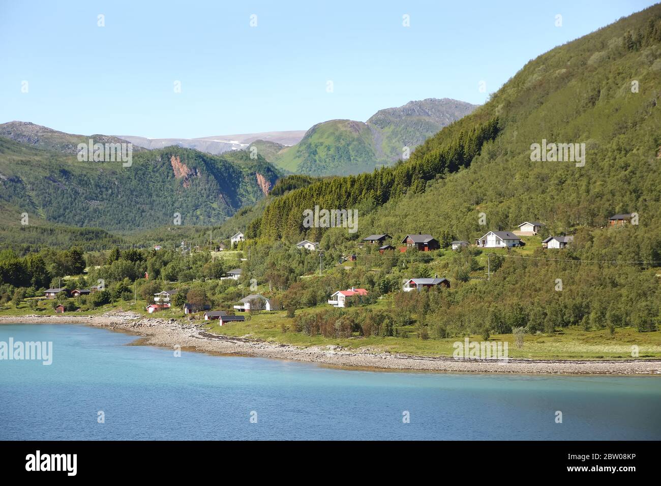 Magnifique paysage pittoresque de fjords, îles, village et passages intérieurs ; Andfjorden et Vestfjorden, entre Bodo et Hammerfest, Norvège. Banque D'Images