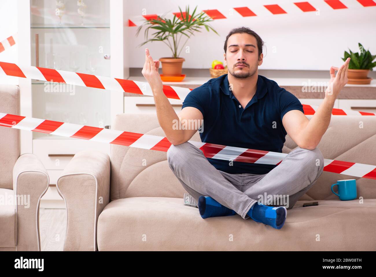 Jeune homme s'ennuyer à la maison dans le concept d'auto-isolation Banque D'Images