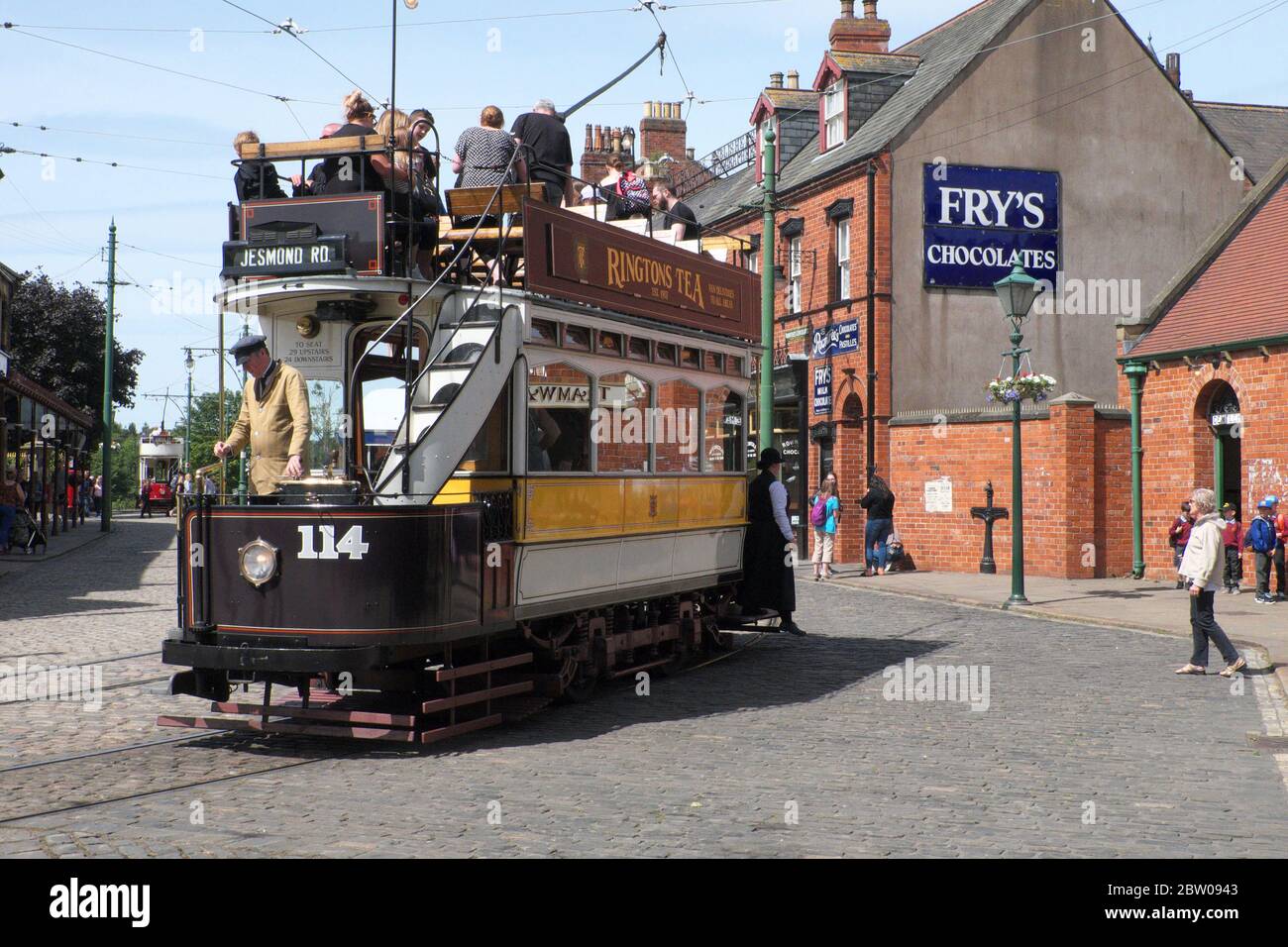 Tramway à toit ouvert dans la ville des années 1900 au musée Beamish du comté de Durham, en Angleterre Banque D'Images