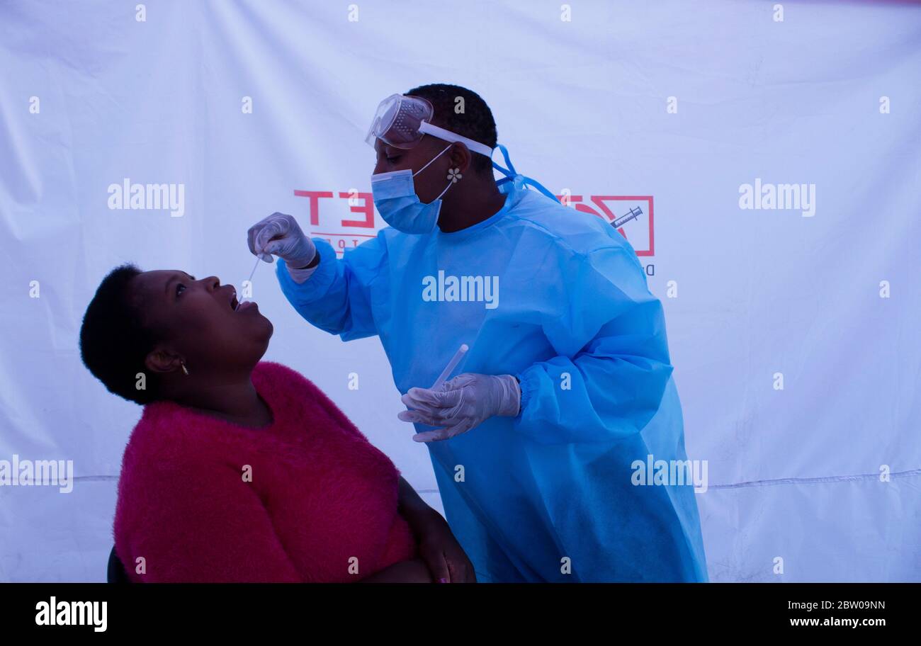 Johannesburg, Gauteng, Afrique du Sud. 26 mai 2020. Alexandra, Johannesburg, Afrique du Sud. À l'intérieur d'un centre de tests privé, tous les participants doivent subir un examen de présélection pour Covid-19 Credit: Manash Das/ZUMA Wire/Alamy Live News Banque D'Images