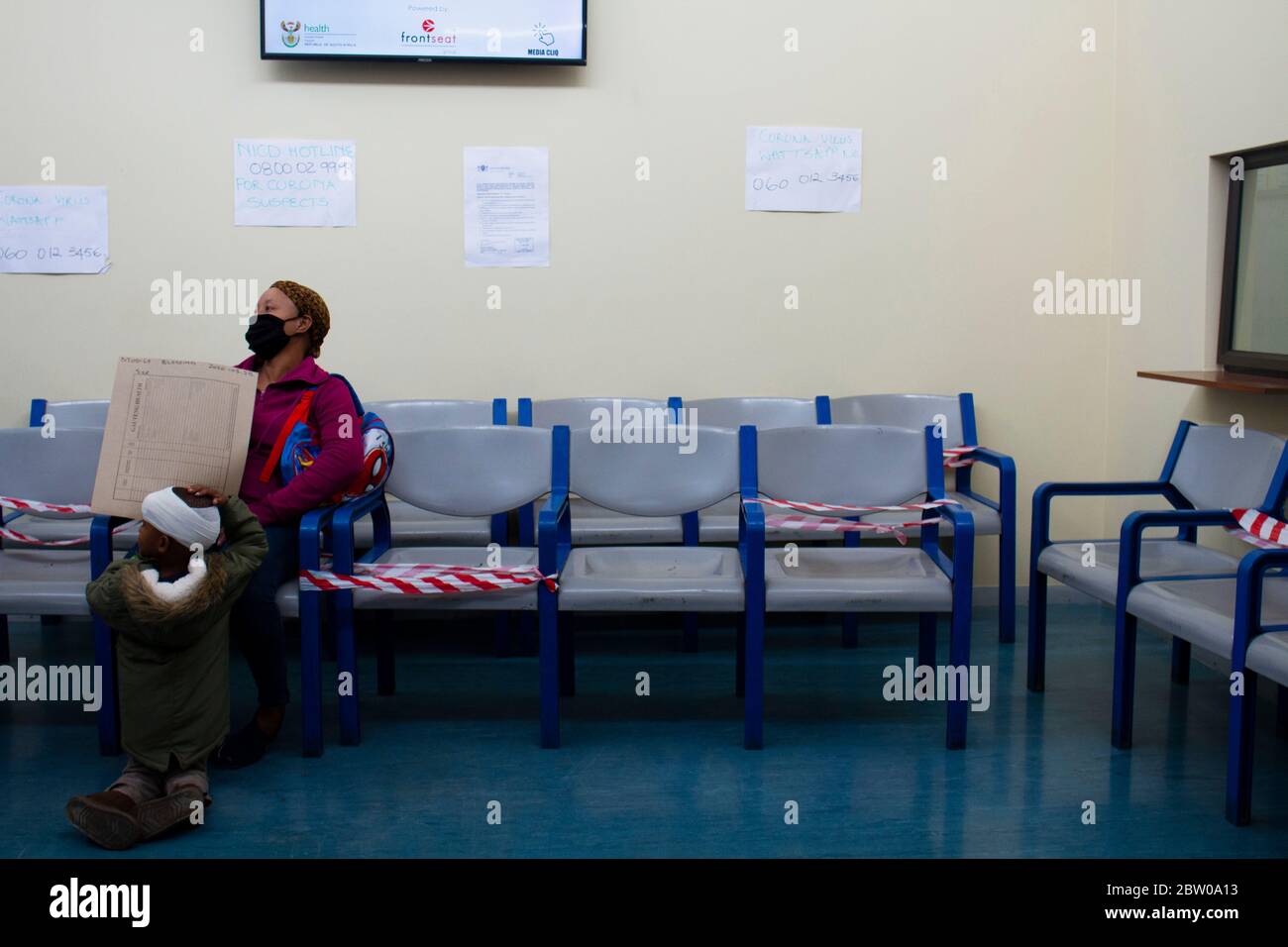 Johannesburg, Gauteng, Afrique du Sud. 27 mai 2020. Une patiente attend son tour à la clinique Alexandra, Johannesburg, Afrique du Sud crédit: Manash Das/ZUMA Wire/Alamy Live News Banque D'Images