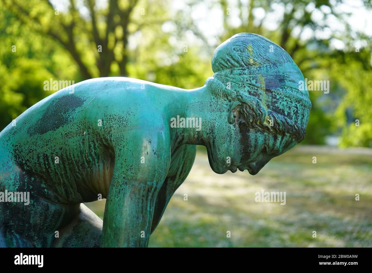 'Sandalenbinderin' (en anglais : fille qui noue son santal) est une sculpture en bronze du sculpteur August Kraus. Il a été achevé en 1901. Banque D'Images