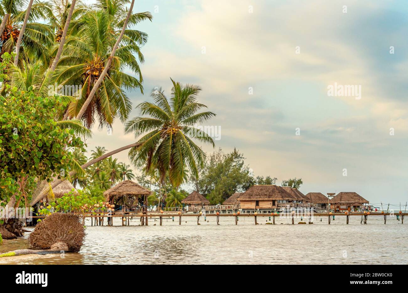 Complexe de luxe situé sur une île au bord d'un lagon, à Bora Bora, Polynésie française Banque D'Images
