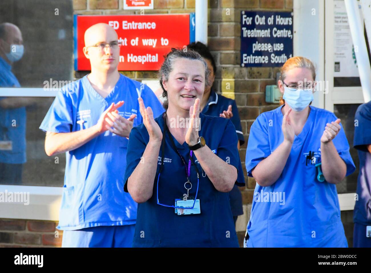 Dorset County Hospital, Dorchester, Dorset, Royaume-Uni. 28 mai 2020. Médecins, infirmières et personnel de première ligne à l'extérieur de l'entrée en cas d'accident et d'urgence de l'hôpital du comté de Dorset à Dorchester, Dorset, pour la dernière fois, se mettre à la disposition du NHS, des soignants, des travailleurs clés et du personnel de première ligne. Crédit photo : Graham Hunt/Alay Live News Banque D'Images