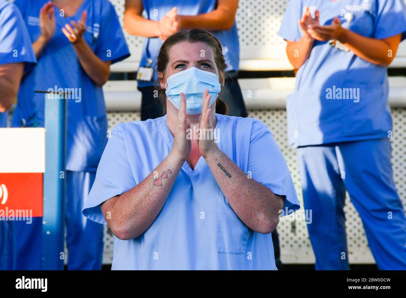 Dorset County Hospital, Dorchester, Dorset, Royaume-Uni. 28 mai 2020. Médecins, infirmières et personnel de première ligne à l'extérieur de l'entrée en cas d'accident et d'urgence de l'hôpital du comté de Dorset à Dorchester, Dorset, pour la dernière fois, se mettre à la disposition du NHS, des soignants, des travailleurs clés et du personnel de première ligne. Crédit photo : Graham Hunt/Alay Live News Banque D'Images