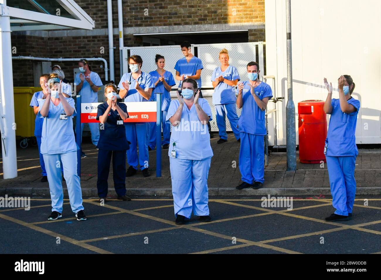 Dorset County Hospital, Dorchester, Dorset, Royaume-Uni. 28 mai 2020. Médecins, infirmières et personnel de première ligne à l'extérieur de l'entrée en cas d'accident et d'urgence de l'hôpital du comté de Dorset à Dorchester, Dorset, pour la dernière fois, se mettre à la disposition du NHS, des soignants, des travailleurs clés et du personnel de première ligne. Crédit photo : Graham Hunt/Alay Live News Banque D'Images