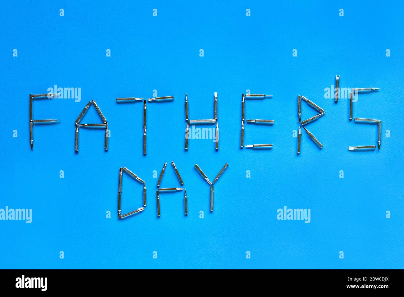 Happy Pathers 'Day inscription with visseuses on a blue background, top View, Flat layout, Pathers Day. Juillet 16 Banque D'Images