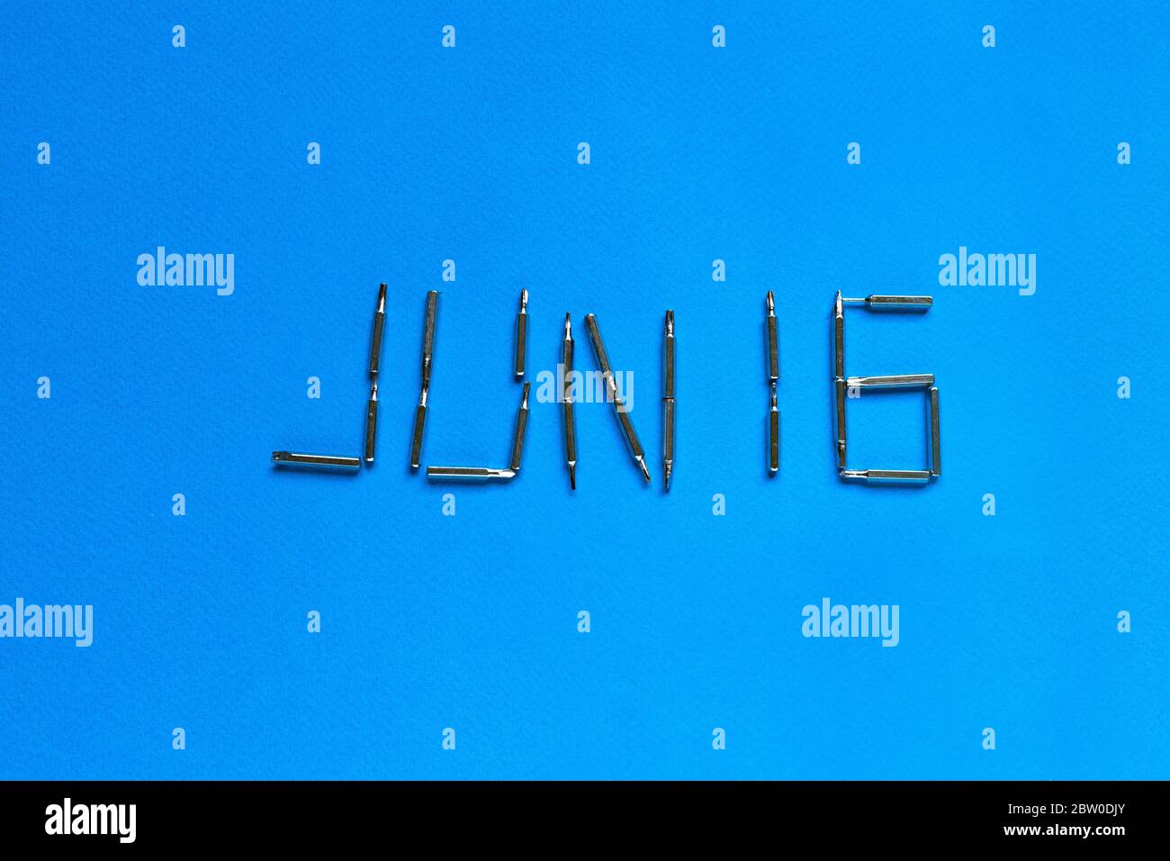 Happy Pathers 'Day inscription with visseuses on a blue background, top View, Flat layout, Pathers Day. Juillet 16 Banque D'Images