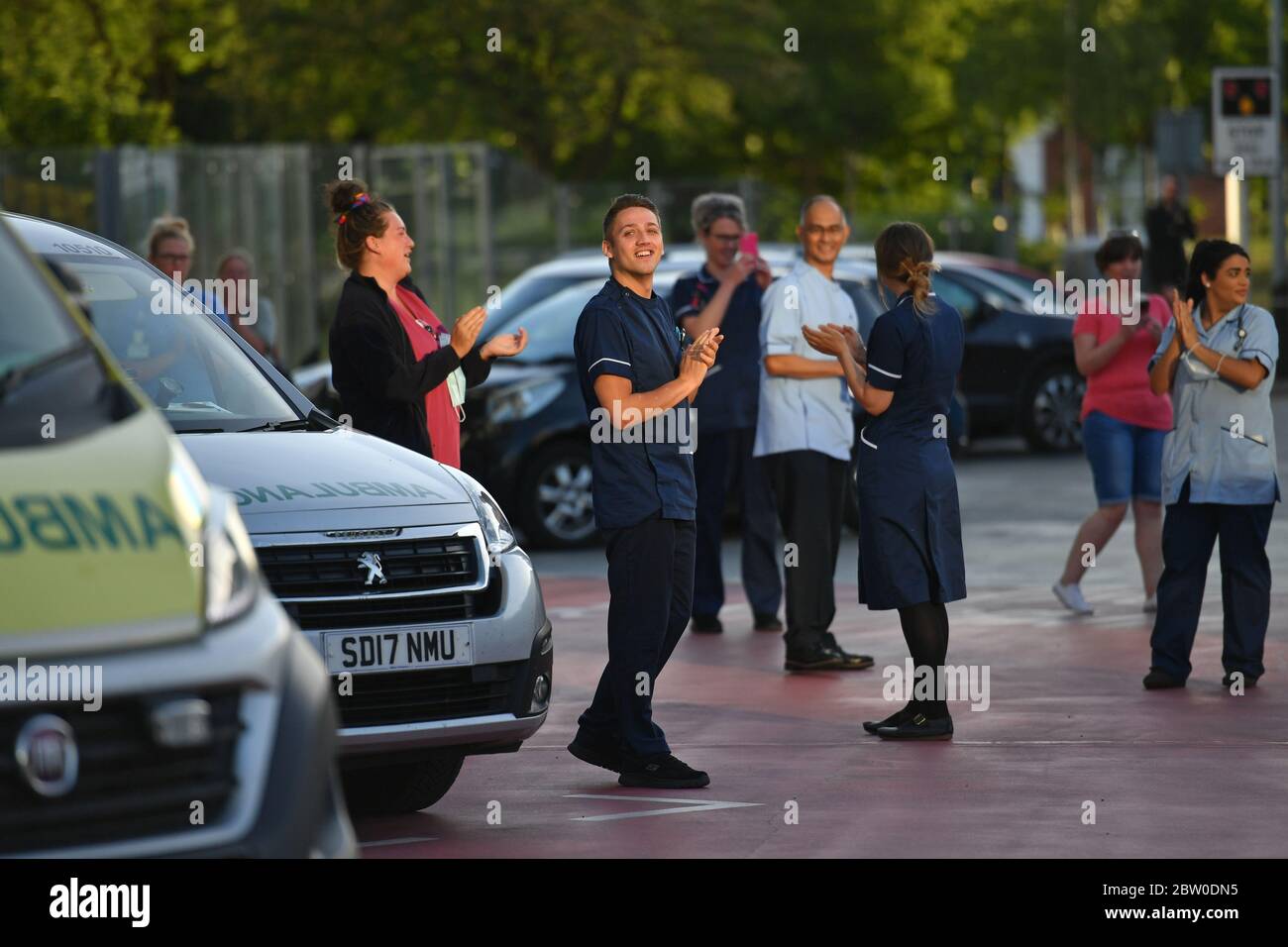 Le personnel du NHS de l'hôpital Queen Elizabeth de Birmingham se réunit pour applaudir les héros locaux lors du Clap national de jeudi pour que les soignants reconnaissent et soutiennent les travailleurs du NHS et les soignants qui luttent contre la pandémie du coronavirus. Banque D'Images