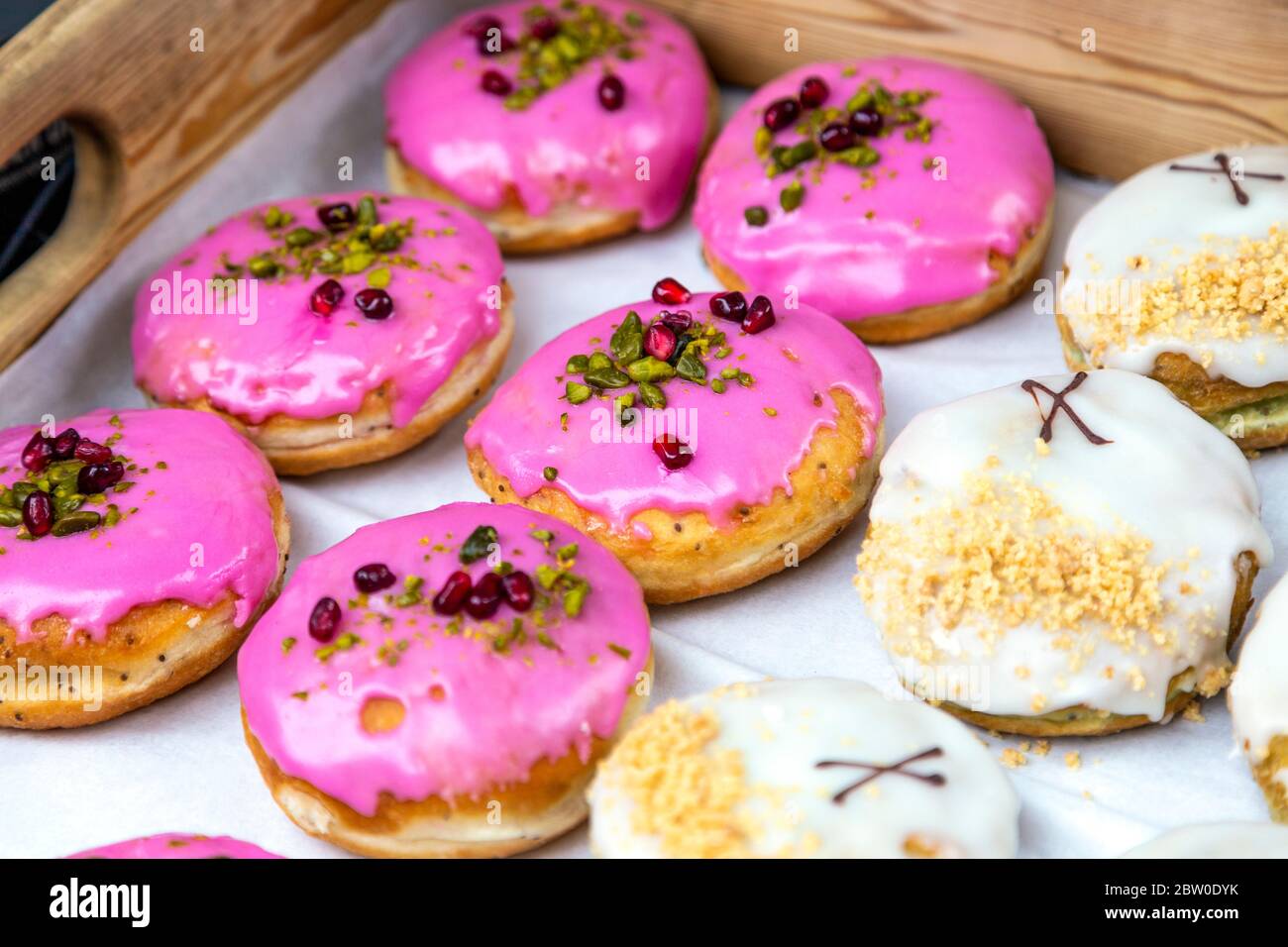 Beignets de grenade et de fleurs d'oranger, recouverts de pistaches et de graines de grenade au stade Crosstown Donuts, marché Victoria Park, Londres, Royaume-Uni Banque D'Images